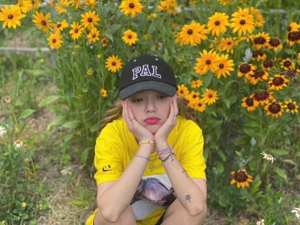 智珉被鄰居爆走路時總是低頭。