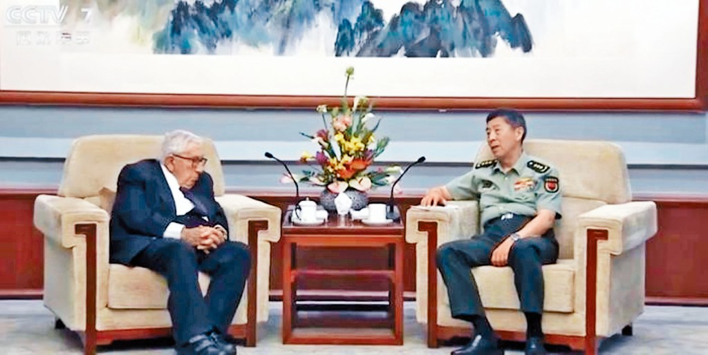國防部長李尚福（右）較早前在京會見基辛格（左）。