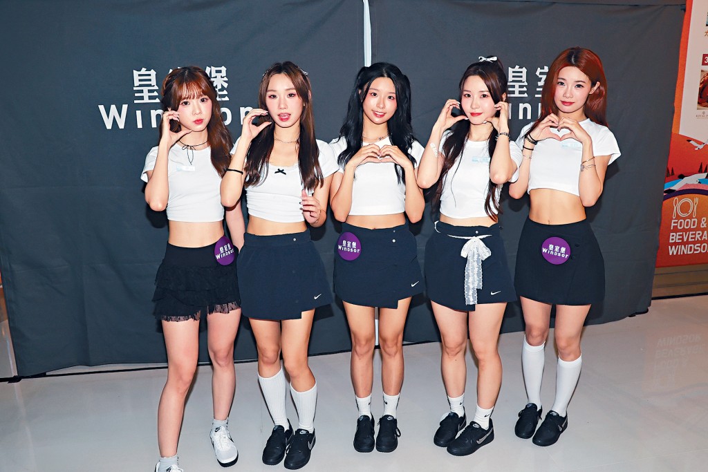 五位成員都說自己「論盡」，經常在排練時漏下物品。