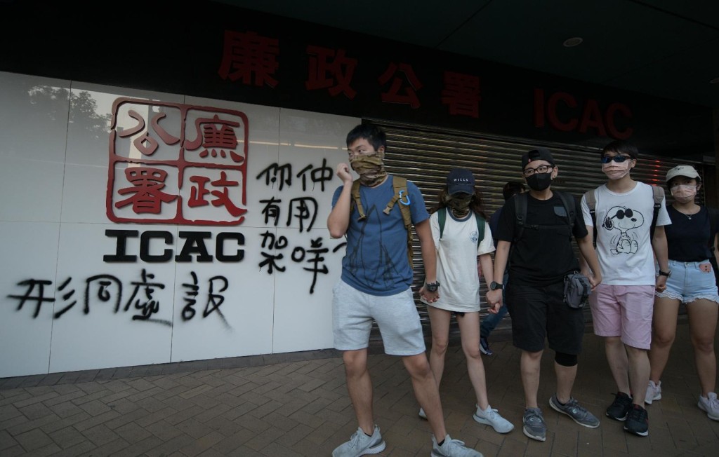 示威者抗議《禁蒙面法》