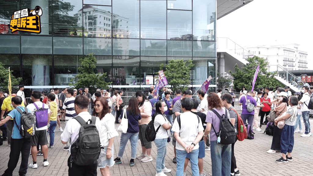兩位記者於早上9時到達福田口岸,目測現場人數超過800人。 兩位記者於早上9時到達福田口岸,目測現場人數超過800人。