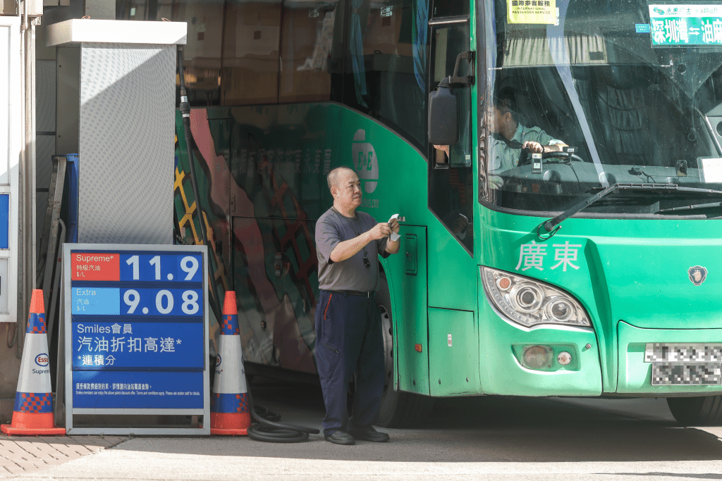政府应对油价高企,早前推出商用车柴油费补贴、隧道费减半及液化石油气燃料补贴。 何家豪摄 政府应对油价高企,早前推出商用车柴油费补贴、隧道费减半及液化石油气燃料补贴。 何家豪摄