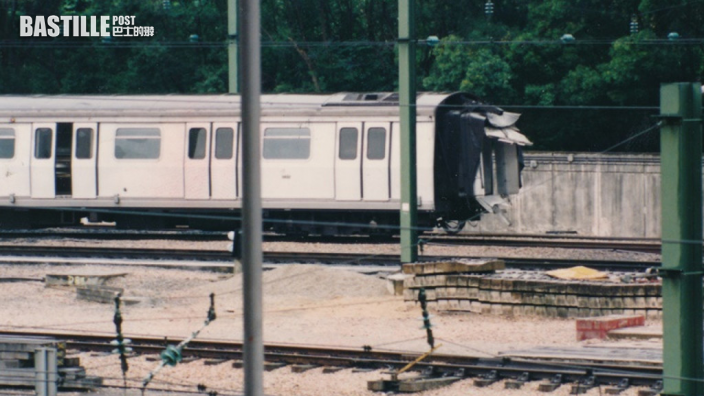 1993年一列行駛中的列車突然三卡車廂脫卡。資料圖片