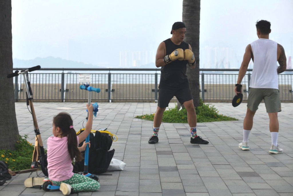 環保署呼籲市民盡量減少外出。資料圖片