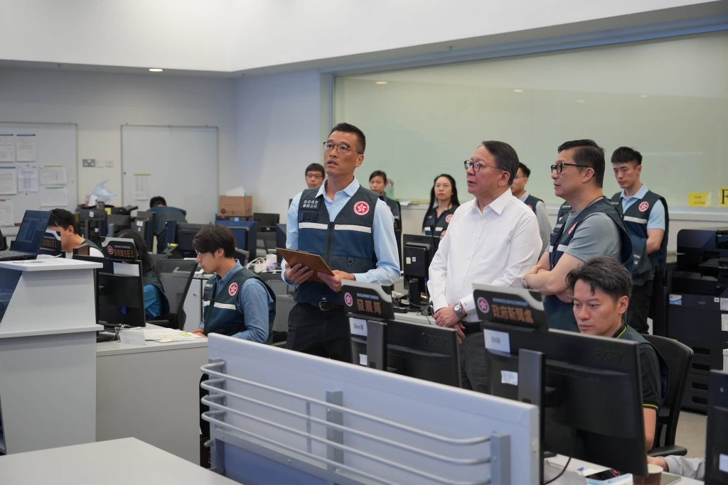 政務司司長陳國基、保安局局長鄧炳強到場,視察中心運作。FB:鄧炳強 政務司司長陳國基、保安局局長鄧炳強到場,視察中心運作。FB:鄧炳強