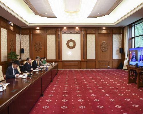 國務委員兼外長王毅與意大利外長迪馬約舉行視像會晤。 新華社圖