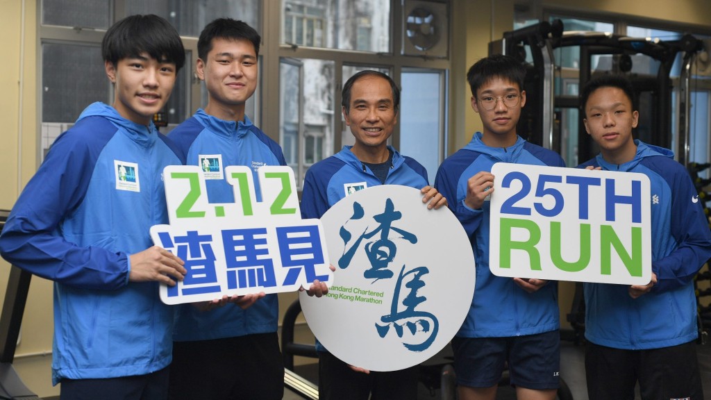梁維樟同學(左起)、徐俊南老師、羅文彪校長、梁澍銘同學及袁迦強同學都期待渣馬到來。 本報記者攝