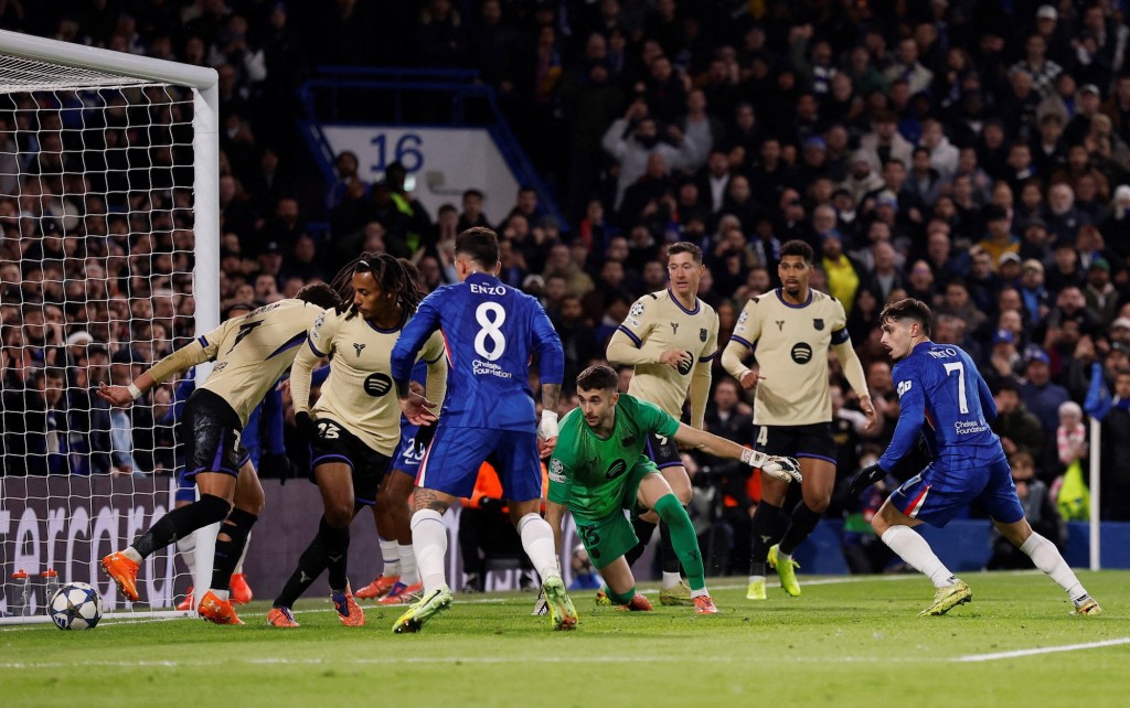 车路士凭巴塞的乌龙球打开纪录。路透社