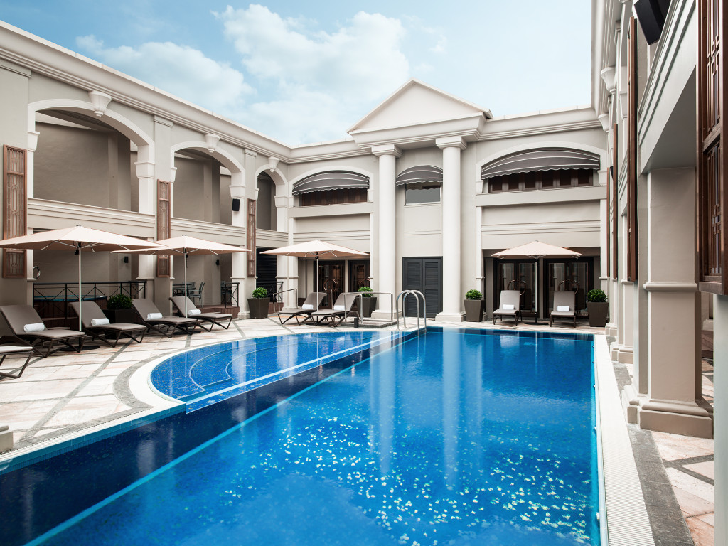 香港朗廷酒店設有頂層露天泳池。