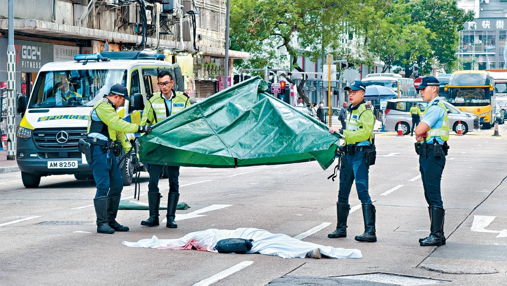 警方以白布及帳篷覆蓋老婦遺體。