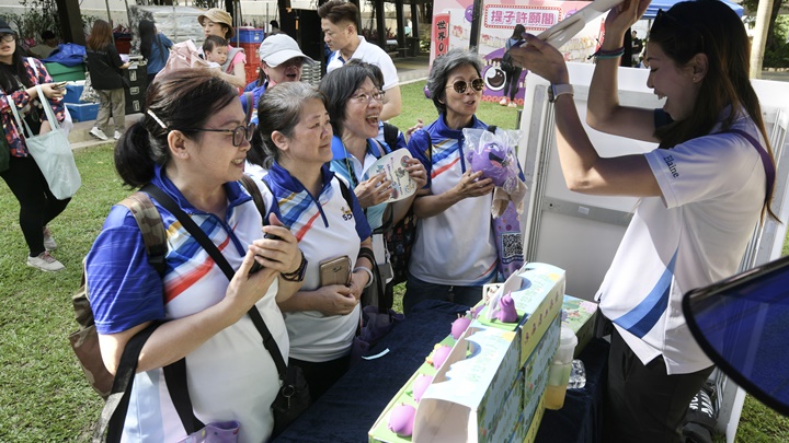 市民開心參與活動。 市民開心參與活動。