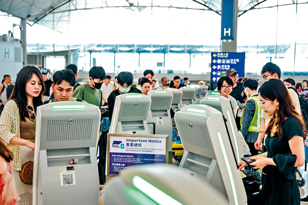 機場登機櫃台昨排起長龍。