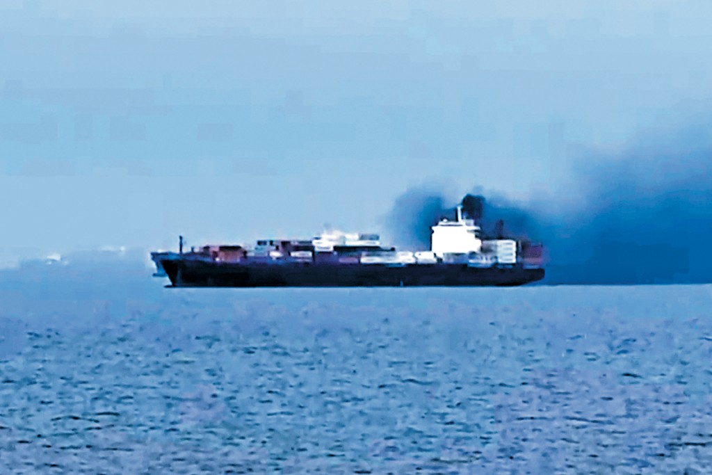 周四在杜拜以北的波斯灣，一艘名為Source Blessing的貨輪遇襲冒出濃煙。