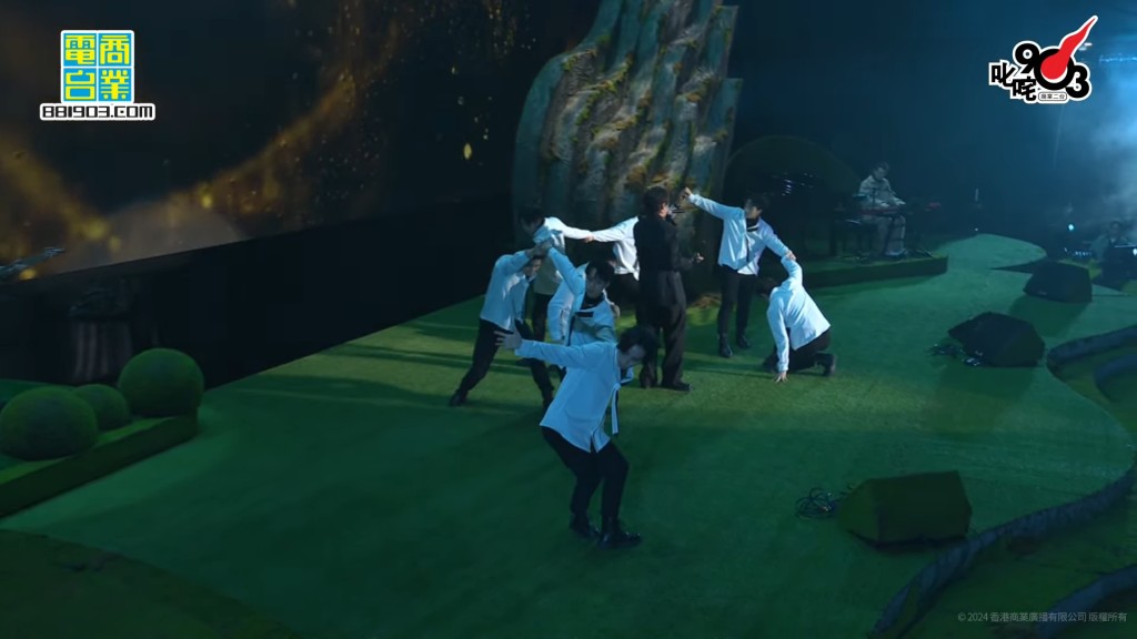 姜濤再演唱《濤》。 姜濤再演唱《濤》。