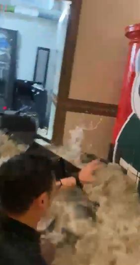 他伸手想扶着宣傳牌站起不果。