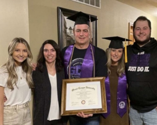 47歲美父待全家跟細女慶祝大學畢業時，自己穿上畢業袍和戴畢業帽出席，送家人驚喜。