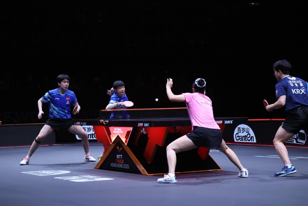 莎頭組合(左)在混雙決賽對南韓組合(右)。何家豪攝 莎頭組合(左)在混雙決賽對南韓組合(右)。何家豪攝