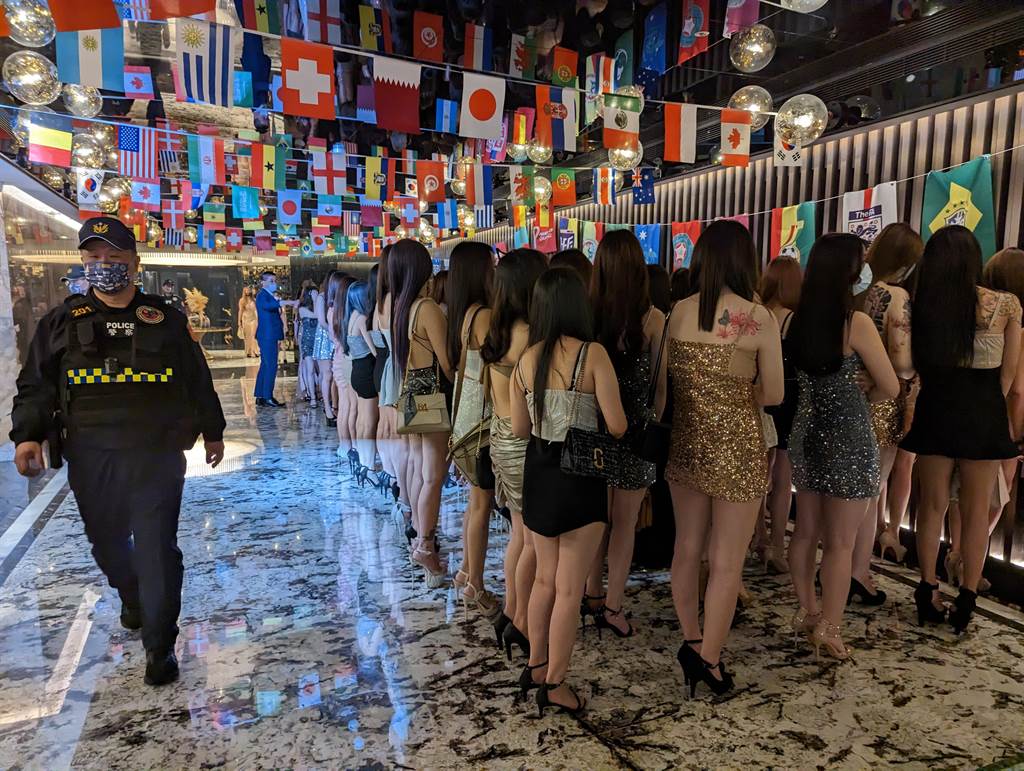 上百名公關小姐排排站等待查驗身分，店內世界盃氣氛濃厚。