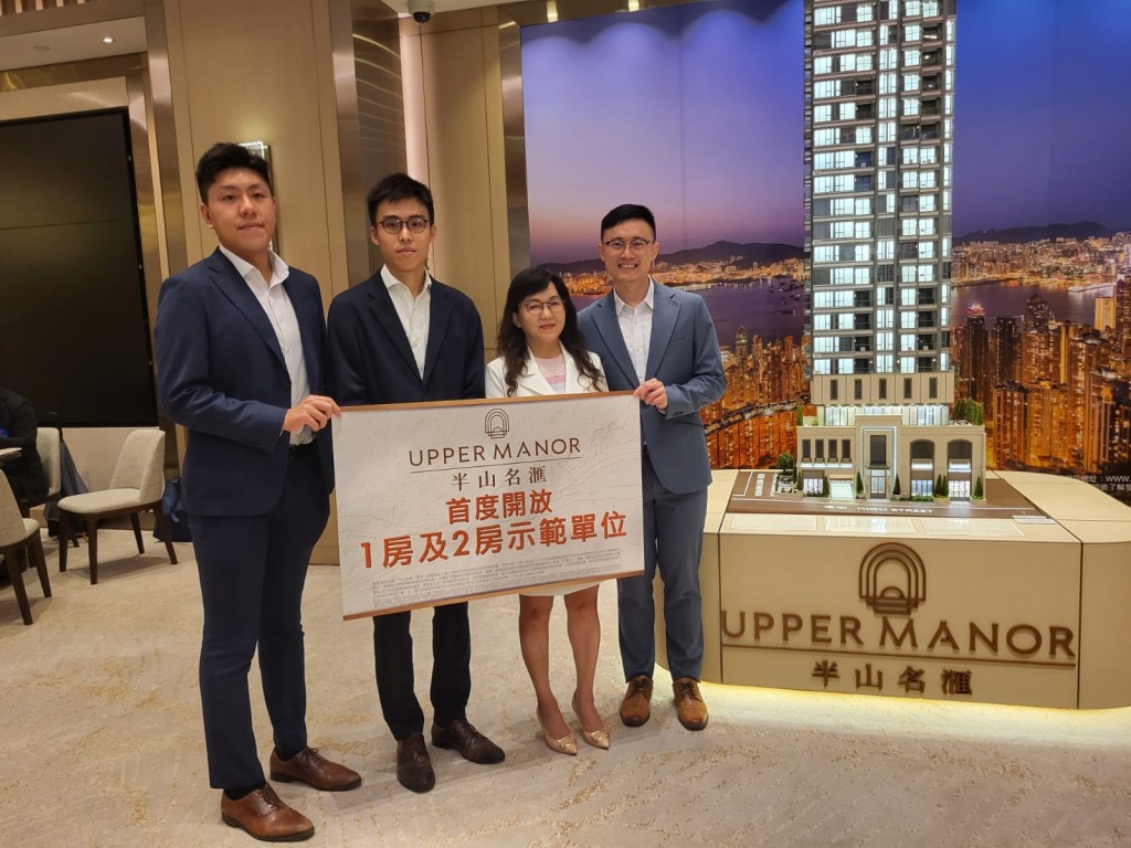 陳淑芳提到,項目內地客及本地客比例各佔一半,當中以投資客為主,佔約7成,現時正值暑假租賃旺季,項目亦鄰近香港大學,細單位吸引不少學生租用,吸引投資者入市。 陳淑芳提到,項目內地客及本地客比例各佔一半,當中以投資客為主,佔約7成,現時正值暑假租賃旺季,項目亦鄰近香港大學,細單位吸引不少學生租用,吸引投資者入市。