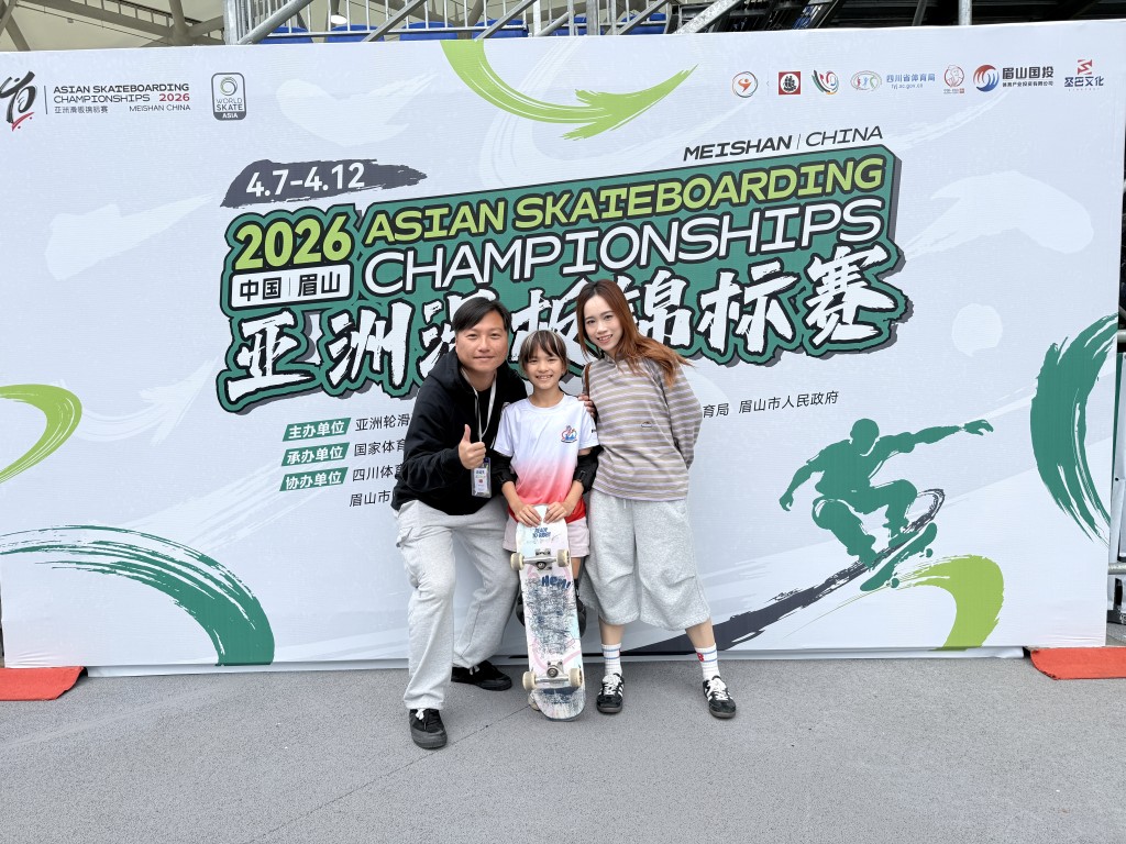 每次黃爾萱出外參賽,父母均會陪伴在側支持鼓勵,圖為今年在四川舉行的亞洲錦標賽中,萱萱取得女子公園賽第七名佳績。(受訪者提供) 每次黃爾萱出外參賽,父母均會陪伴在側支持鼓勵,圖為今年在四川舉行的亞洲錦標賽中,萱萱取得女子公園賽第七名佳績。(受訪者提供)