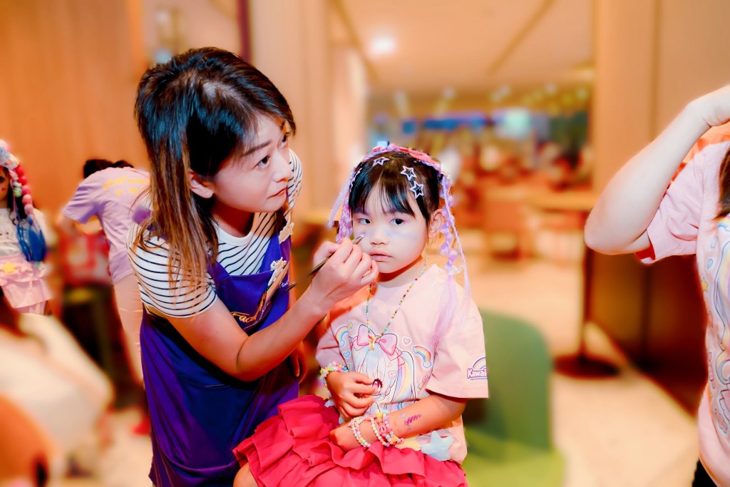 未試過Decora風格的小女孩，可以趁最後機會到2026香港動漫電玩節入手靚衫，更有免費彩繪+化妝服務。（圖片來源：Kawaiilandhk）