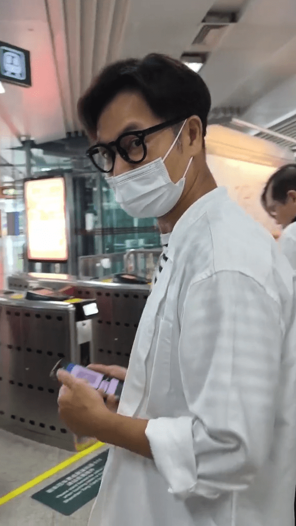 今年10月才滿60歲的郭晉安，則熟練地以電子支付QR Code入閘。
