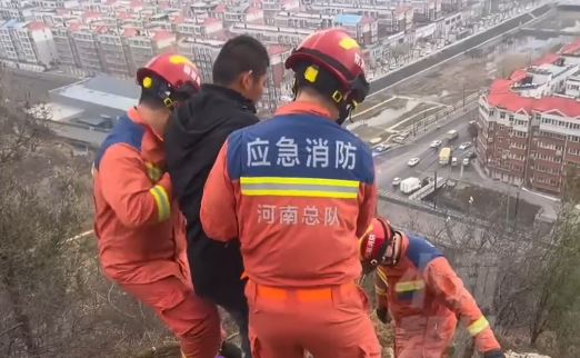 腿残男大生因爬高脚软要召消防抬回地面。小莉帮忙