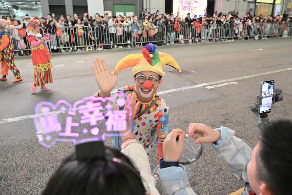 花車巡遊前有預熱表演。