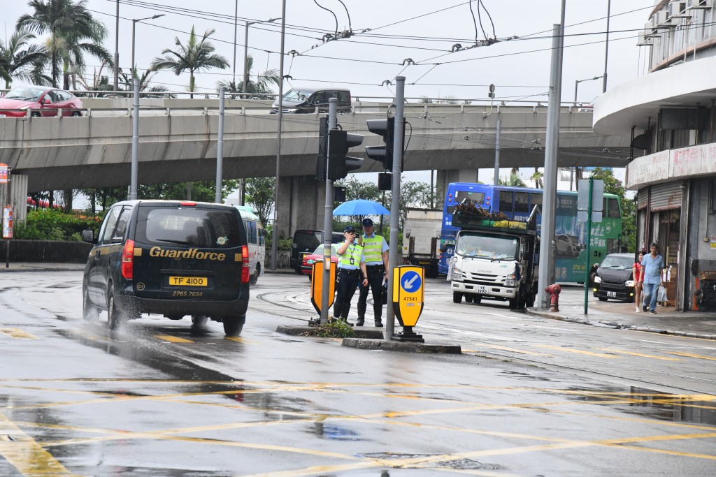 警员于事发现场安全岛量度搜证。徐裕民摄