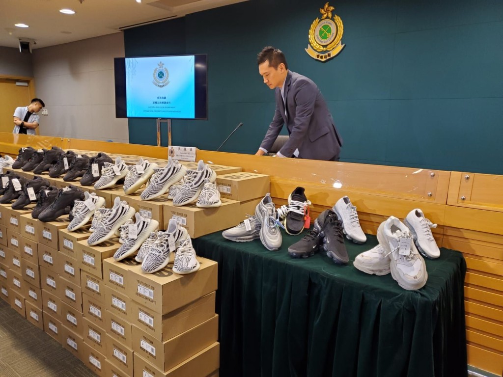 海關共檢獲156對懷疑冒牌波鞋,估計市值約40萬元。