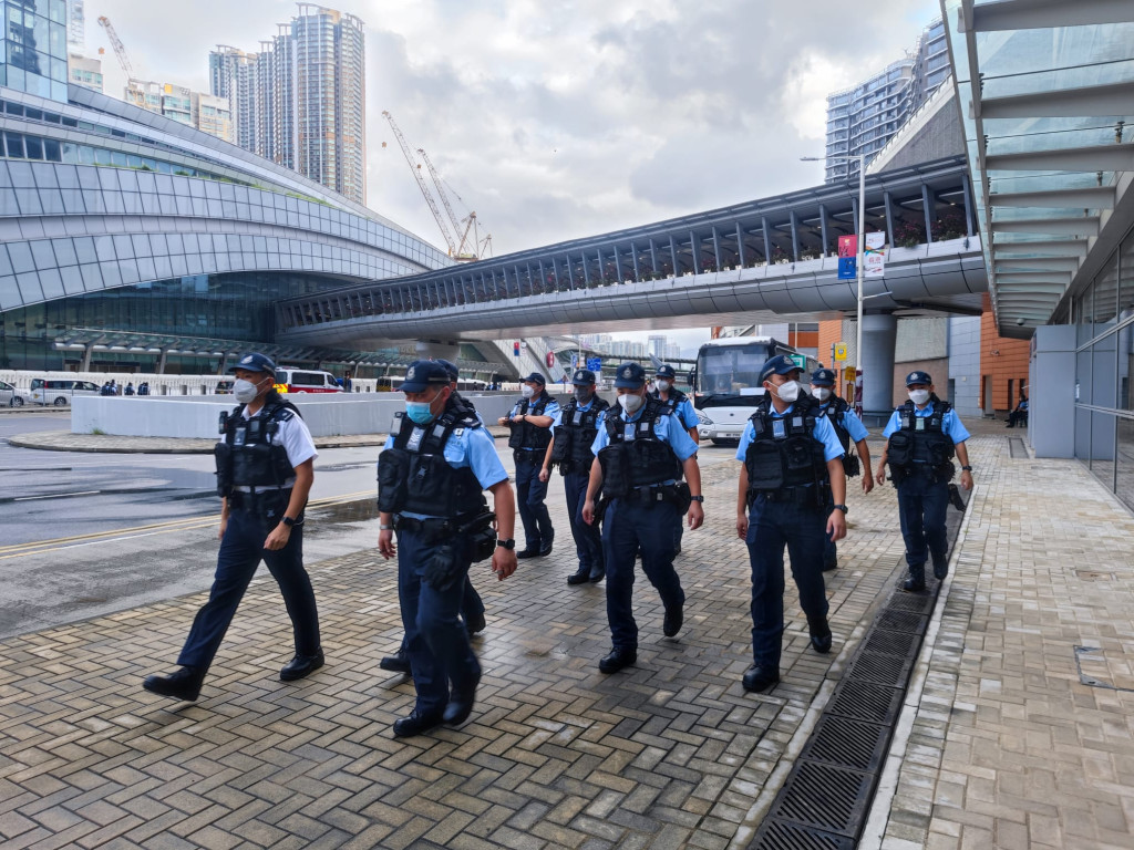 特警在高鐵站外巡邏。