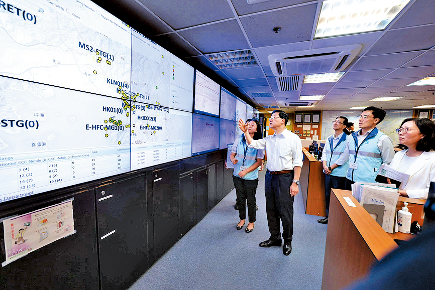 李家超到訪渠務署緊急事故控制中心，了解中心應對颱風及水浸風險的工作。