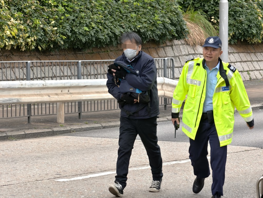 旅遊巴司機協助警員調查。