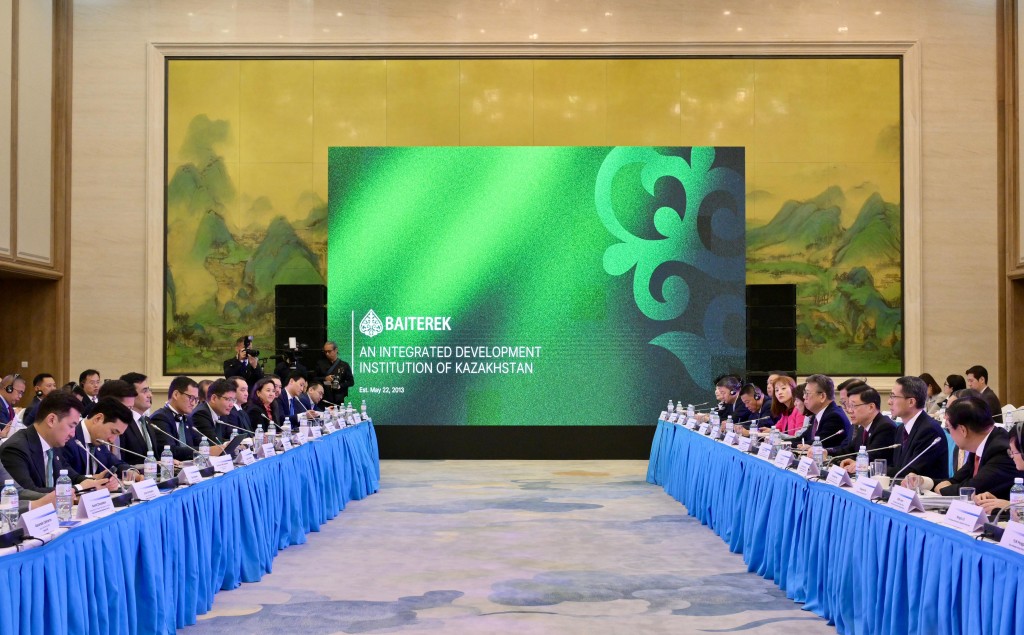 李家超(右四)在阿斯塔納與拜特雷克國家投資控股公司進行會議,並與公司董事會主席卡拉戈伊申(左四)會面。政府新聞處 李家超(右四)在阿斯塔納與拜特雷克國家投資控股公司進行會議,並與公司董事會主席卡拉戈伊申(左四)會面。政府新聞處