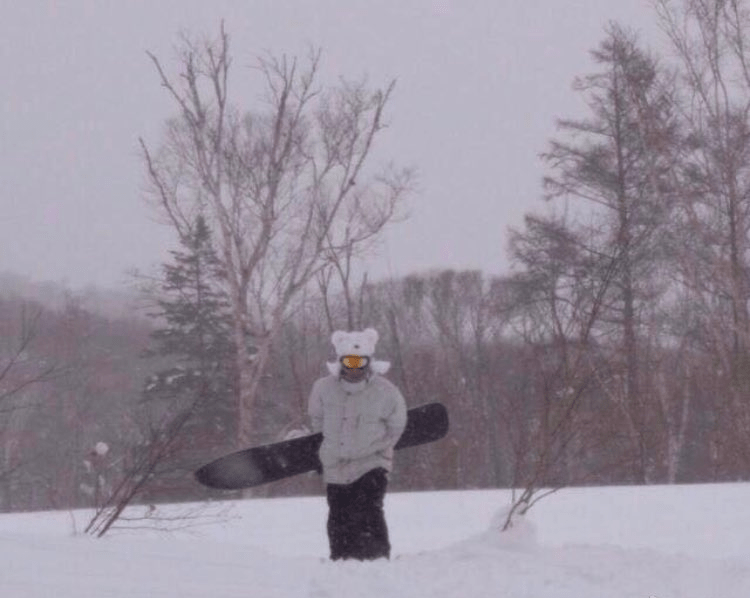 2014年梁朝偉被網民拍到戴着白熊頭套滑雪。