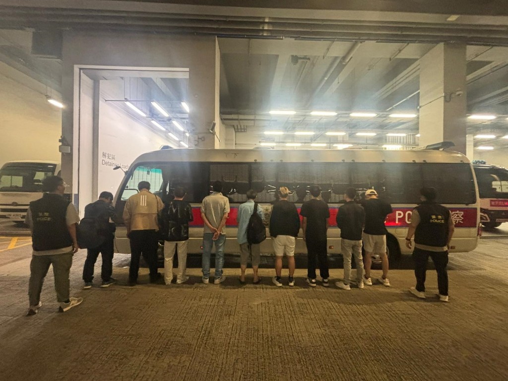 警油尖區搗住宅賭檔拘20人 檢5部釣魚機約$2000現金。警方圖片