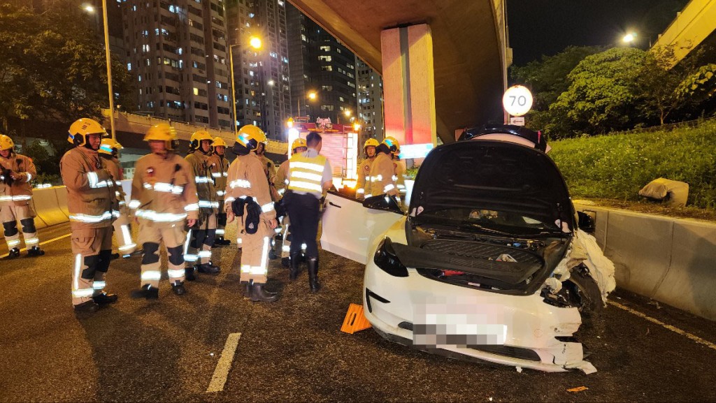 涉事的Tesla私家車嚴重損毀,前轆飛脫。黃文威攝 涉事的Tesla私家車嚴重損毀,前轆飛脫。黃文威攝