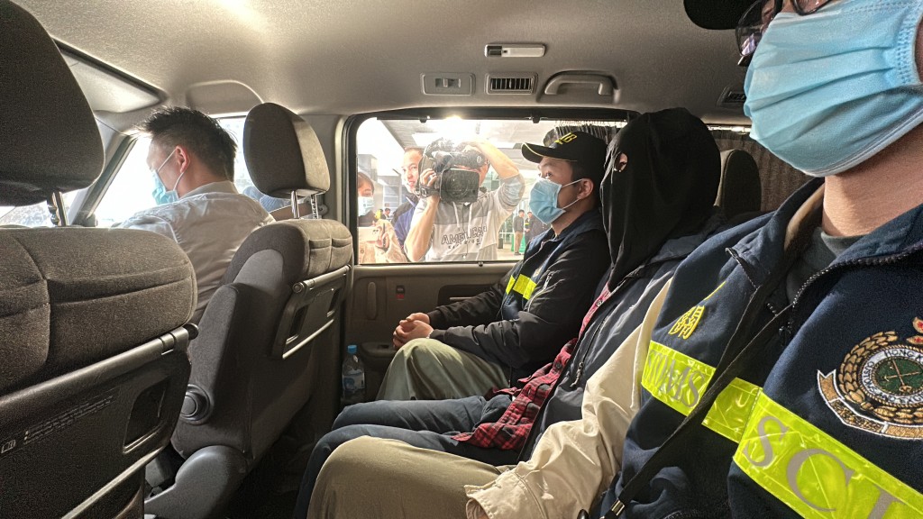 海關拘捕一名65歲貨車男司機。梁國峰攝