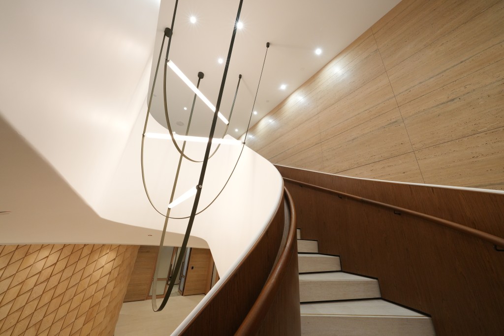 恒隆办公室内设有旋转楼梯，其流线外型将28楼的简约雅致风格延伸至29楼，中间下垂的wireline吊灯设计时尚，与恒隆标志中连系著6条柱阵的飘动彩带互相呼应。