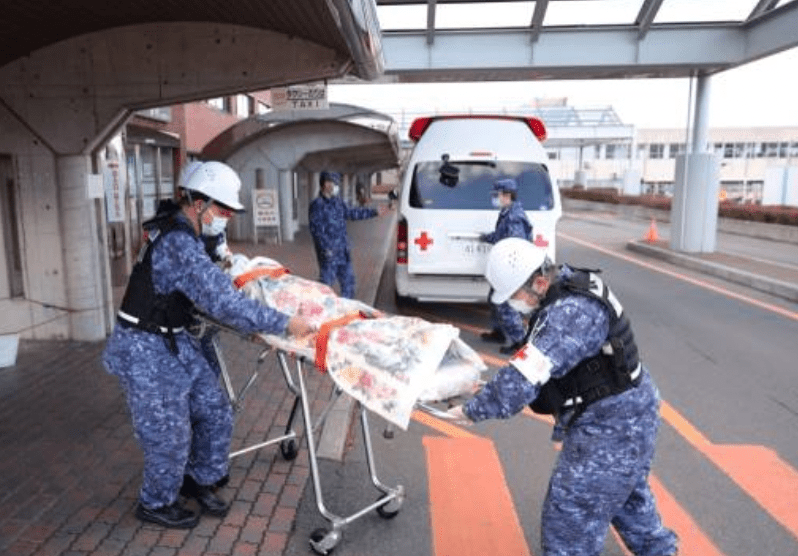 日本本州東北部青森縣東部海域於周一(8日)深夜發生黎克特制7.5級強烈地震,截至目前造成最少50人受傷。法新社 日本本州東北部青森縣東部海域於周一(8日)深夜發生黎克特制7.5級強烈地震,截至目前造成最少50人受傷。法新社