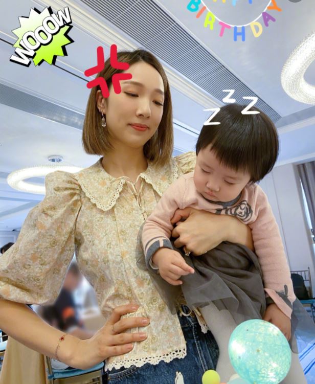 至於年僅1歲的Hayley則玩到冇電，由媽咪抱着甜睡。