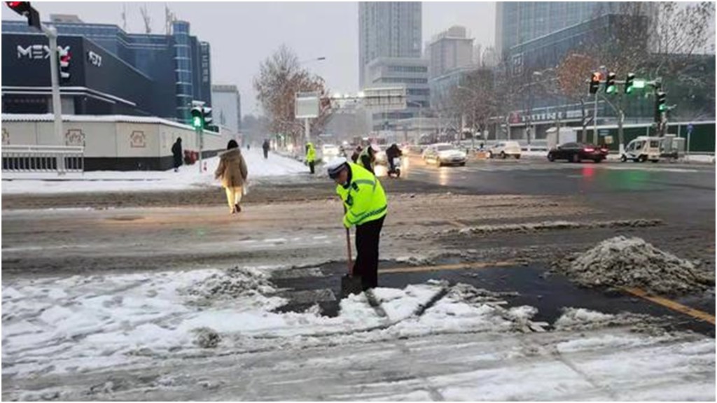 交警協助剷除路面積雪。網圖