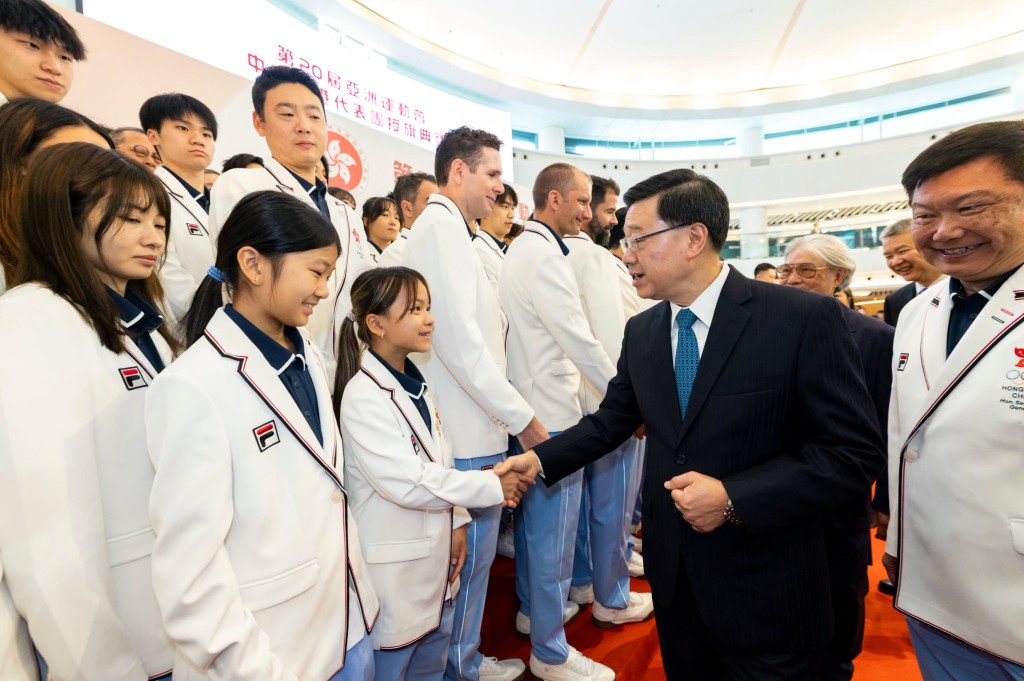 行政長官李家超日前在第20屆亞洲運動會中國香港代表團授旗典禮上與黃爾萱握手祝賀。(政府新聞處圖片) 行政長官李家超日前在第20屆亞洲運動會中國香港代表團授旗典禮上與黃爾萱握手祝賀。(政府新聞處圖片)
