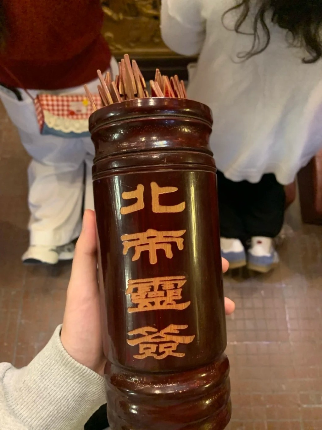 深圳西乡北帝古庙在网上爆红，吸引大量年轻善信。小红书＠玖饼