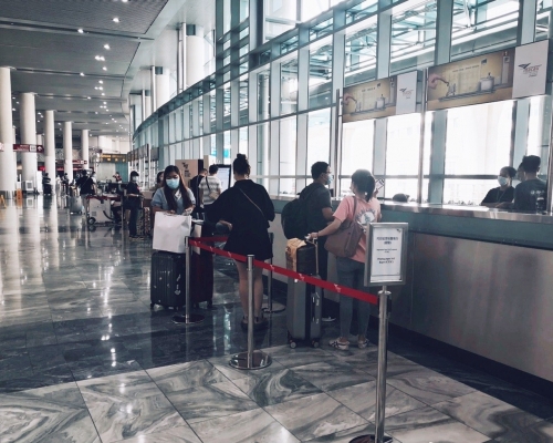 澳門機場為旅客提供核酸檢測紙本報告打印服務。網上圖片
