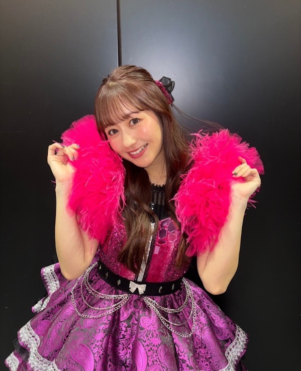 應援色為粉紅色的佐佐木彩夏形象甜美可愛，一直備受粉絲歡迎。