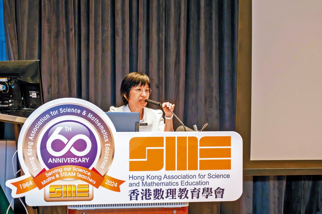 首席助理秘書長謝婉貞女士在數理學會60周年大會台上演講。 首席助理秘書長謝婉貞女士在數理學會60周年大會台上演講。