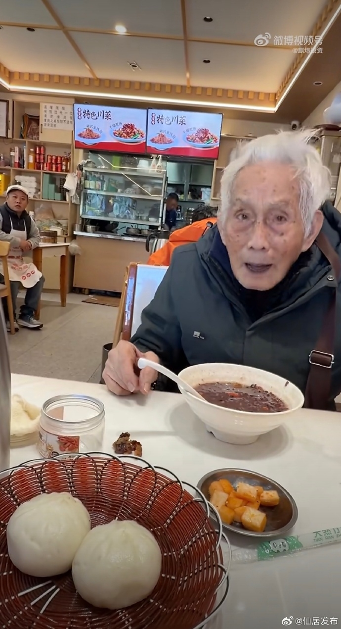96歲老人獨游西藏,完成走遍中國最後一站。 96歲老人獨游西藏,完成走遍中國最後一站。