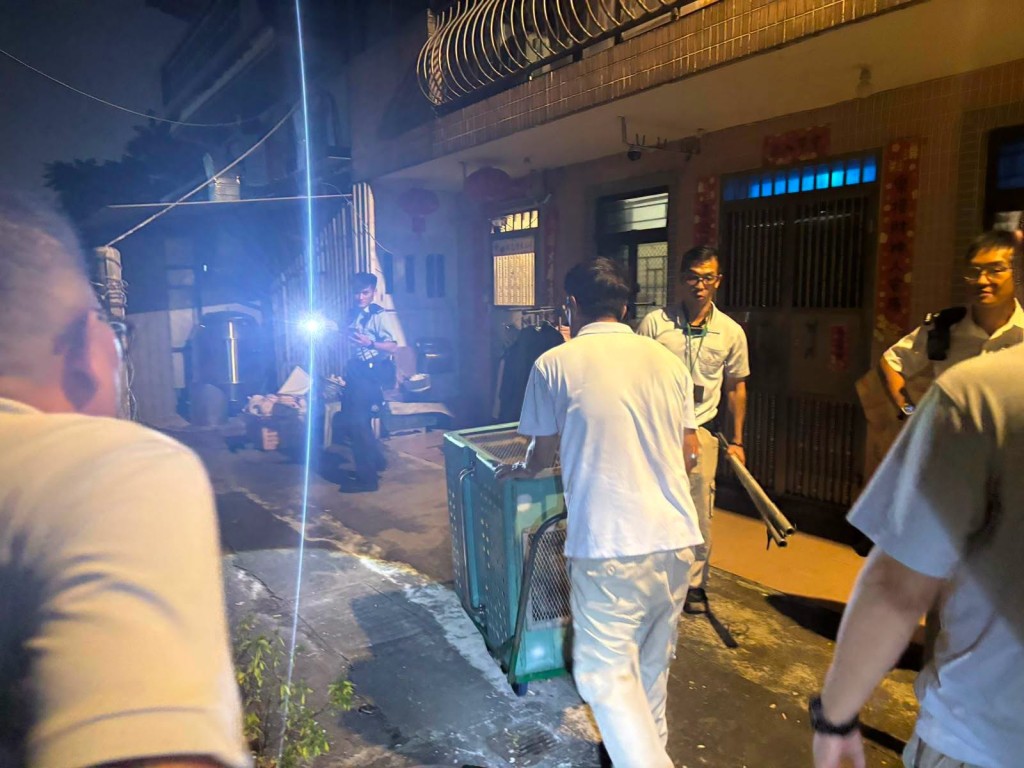 9月29日晚上聯合行動，人員捕獲一無人看管犬隻。FB：邊界警區
