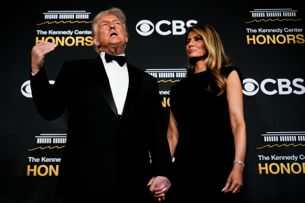特朗普與梅拉尼婭出席華盛頓甘迺迪表演藝術中心頒獎典禮。美聯社
